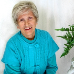 IVY FILER LAUGHING 16.11 13